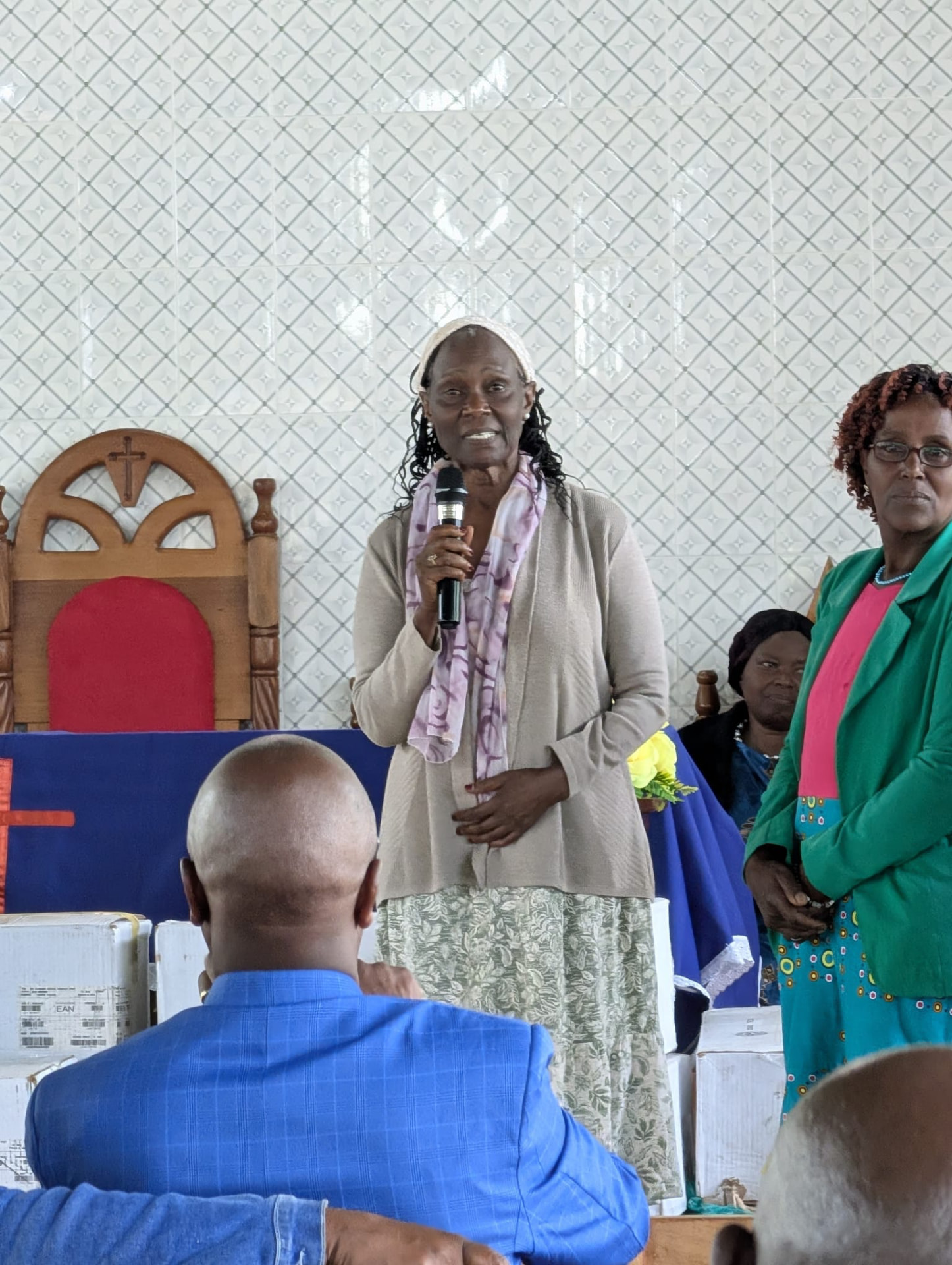 Addressing the congregation during the handover of the Bibles.